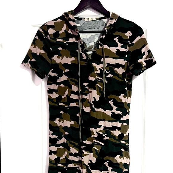 🟪 Army print green and black hooded front tie v-neck dress - Picture 1 of 4